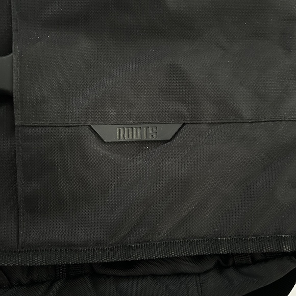 ROOTS Crossbody Bag Black Nylon Buckled Flap Lots of Pockets Back Pouch - Picture 5 of 6